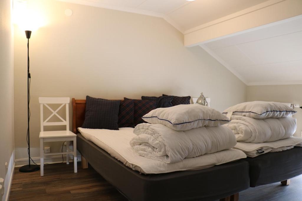 uma cama com almofadas num quarto em Bograngen LGH D em Brograngen