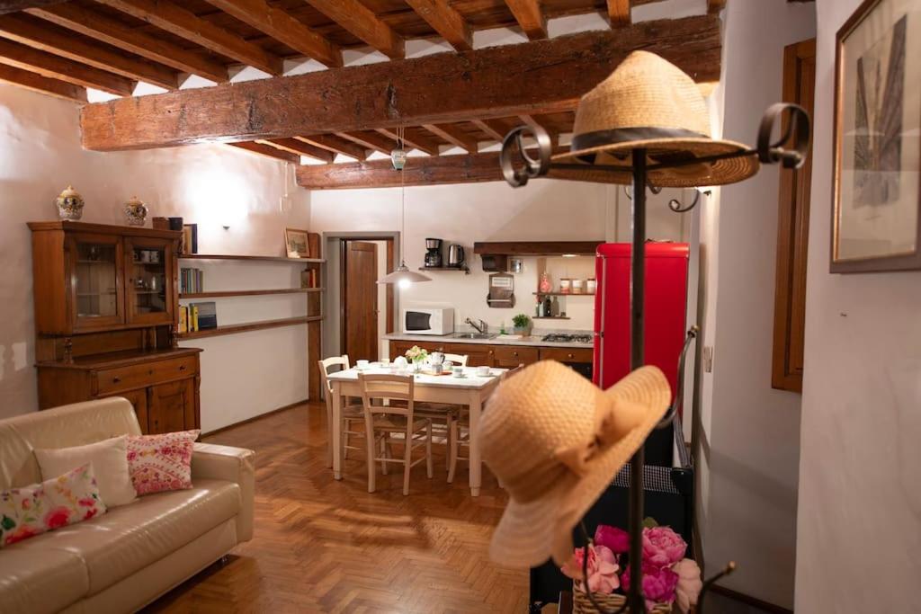 フィレンツェにあるMamo Florence - Terme Apartmentのリビングルーム(ソファ付)、キッチン(テーブル付)