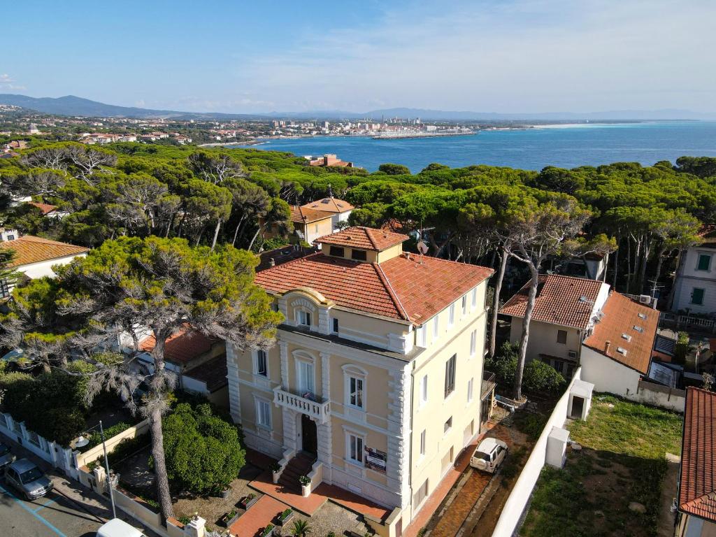 una vista aérea de una casa con el océano en el fondo en Villa San Domenico en Castiglioncello