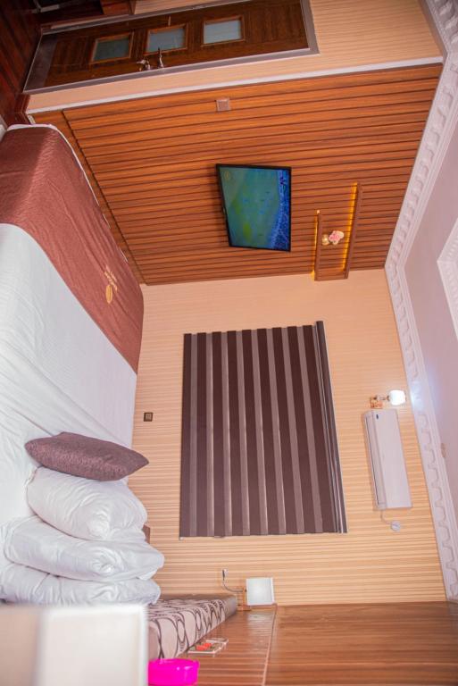 TV a/nebo společenská místnost v ubytování MAHOGANY HOTEL AND SUITES