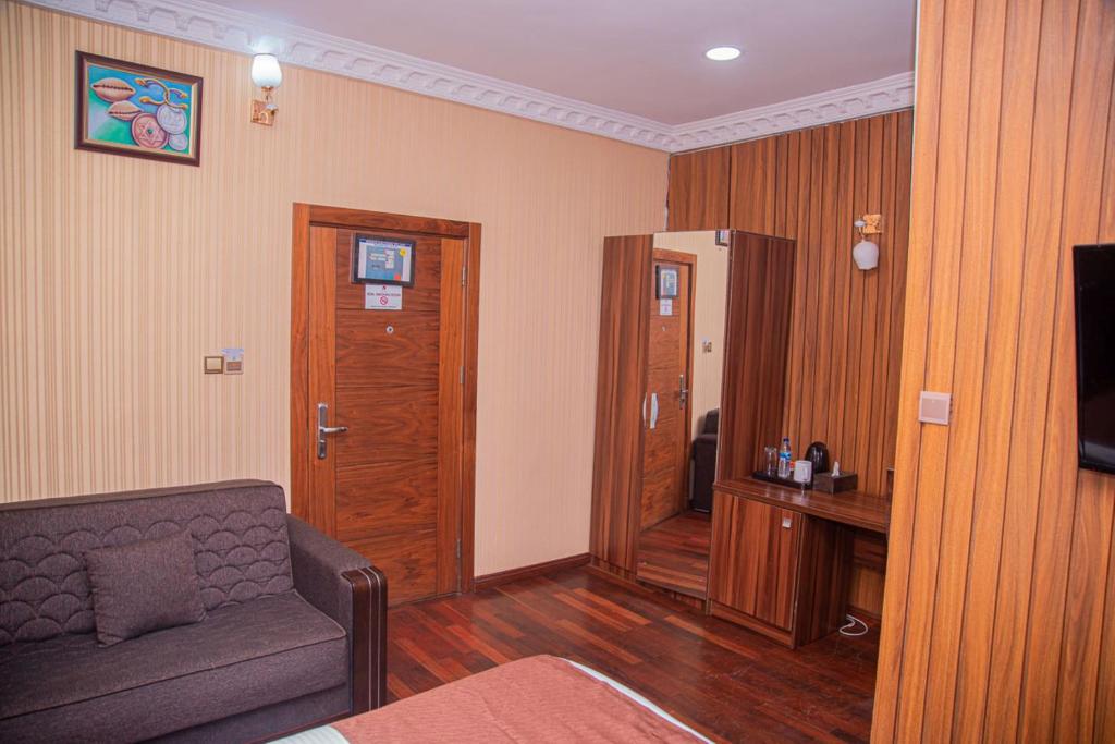 TV a/nebo společenská místnost v ubytování MAHOGANY HOTEL AND SUITES