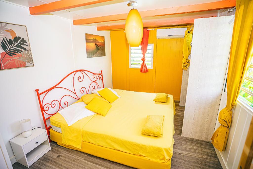 Postel nebo postele na pokoji v ubytování Au cœur du papillon piscine collective en famille