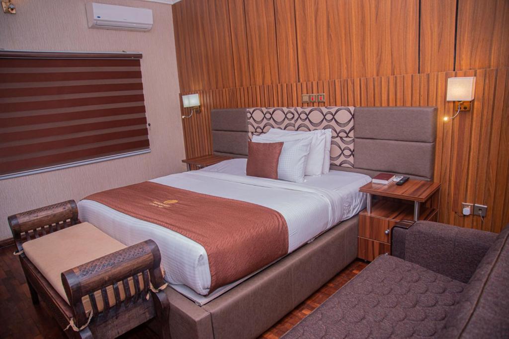Postel nebo postele na pokoji v ubytování MAHOGANY HOTEL AND SUITES