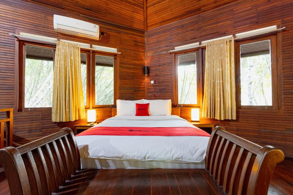Postel nebo postele na pokoji v ubytování RedDoorz Resort @ Taman Wisata Mangrove