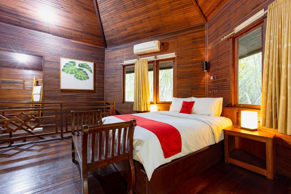 Postel nebo postele na pokoji v ubytování RedDoorz Resort @ Taman Wisata Mangrove