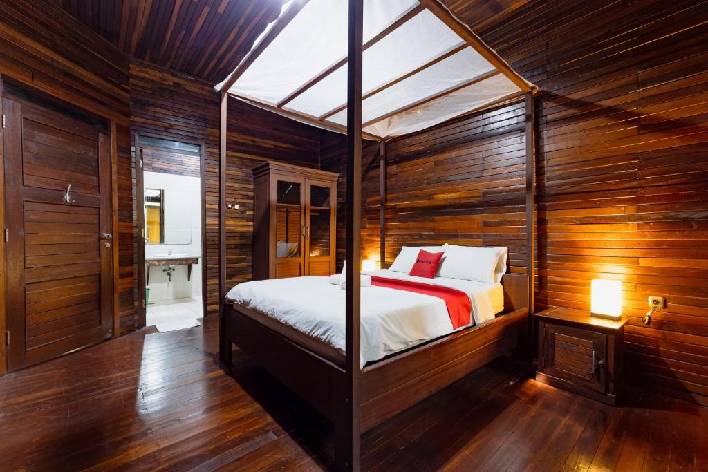 Postel nebo postele na pokoji v ubytování RedDoorz Resort @ Taman Wisata Mangrove