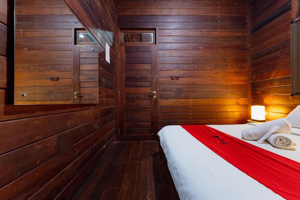 Postel nebo postele na pokoji v ubytování RedDoorz Resort @ Taman Wisata Mangrove