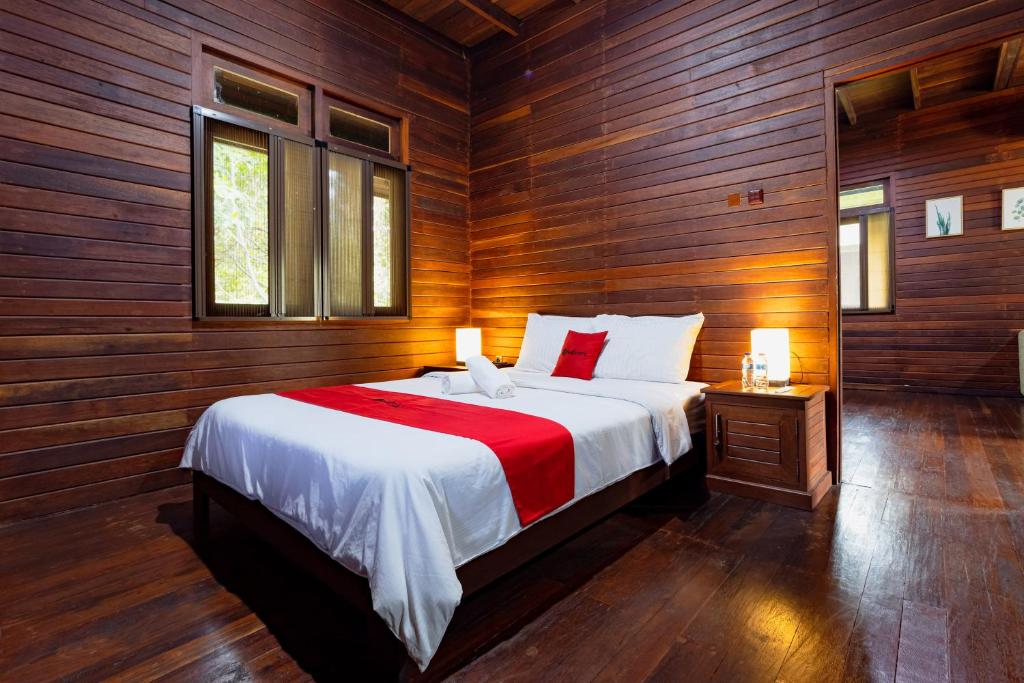Postel nebo postele na pokoji v ubytování RedDoorz Resort @ Taman Wisata Mangrove