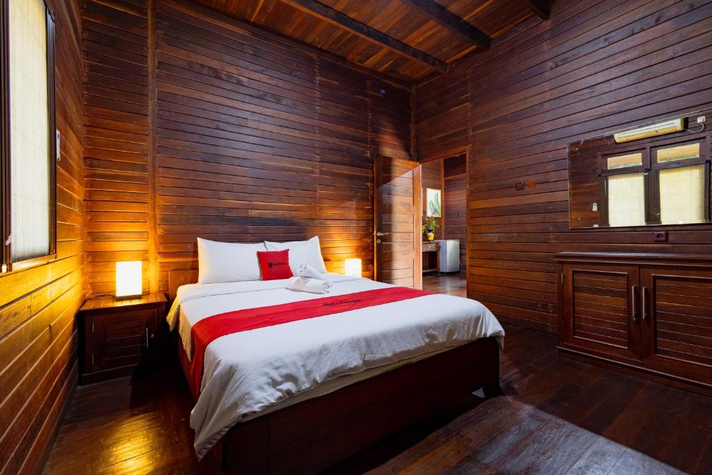 Postel nebo postele na pokoji v ubytování RedDoorz Resort @ Taman Wisata Mangrove