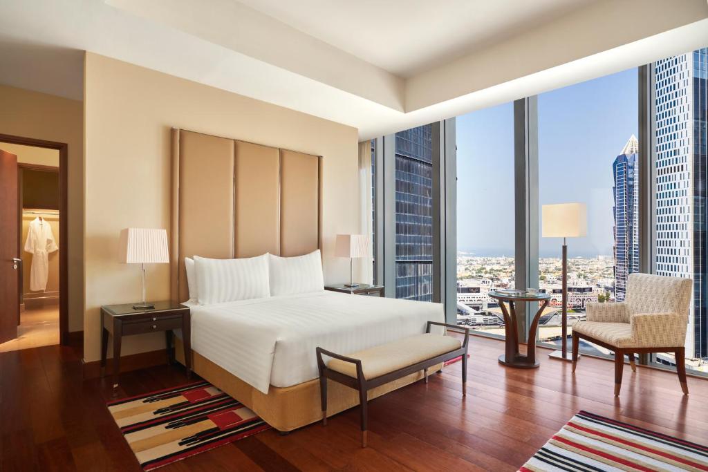 Postel nebo postele na pokoji v ubytování Anantara Downtown Dubai