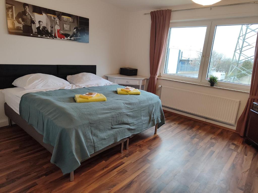 sypialnia z łóżkiem z dwoma żółtymi ręcznikami w obiekcie Gemütliche Wohnung Marilyn zum Wohlfühlen zu allem gut angebunden w mieście Paderborn