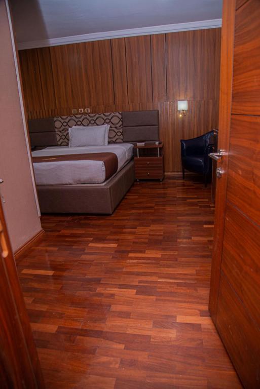 Postel nebo postele na pokoji v ubytování MAHOGANY HOTEL AND SUITES