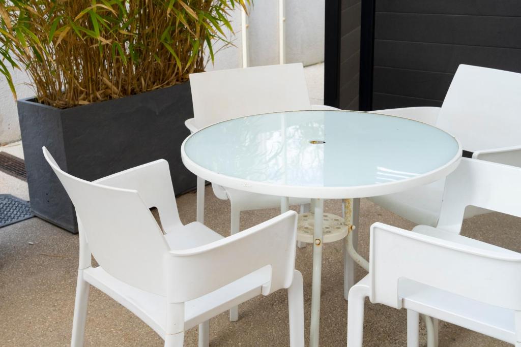 Coin salon dans l'établissement Hotel La Ciotat - A deux pas de l'eau