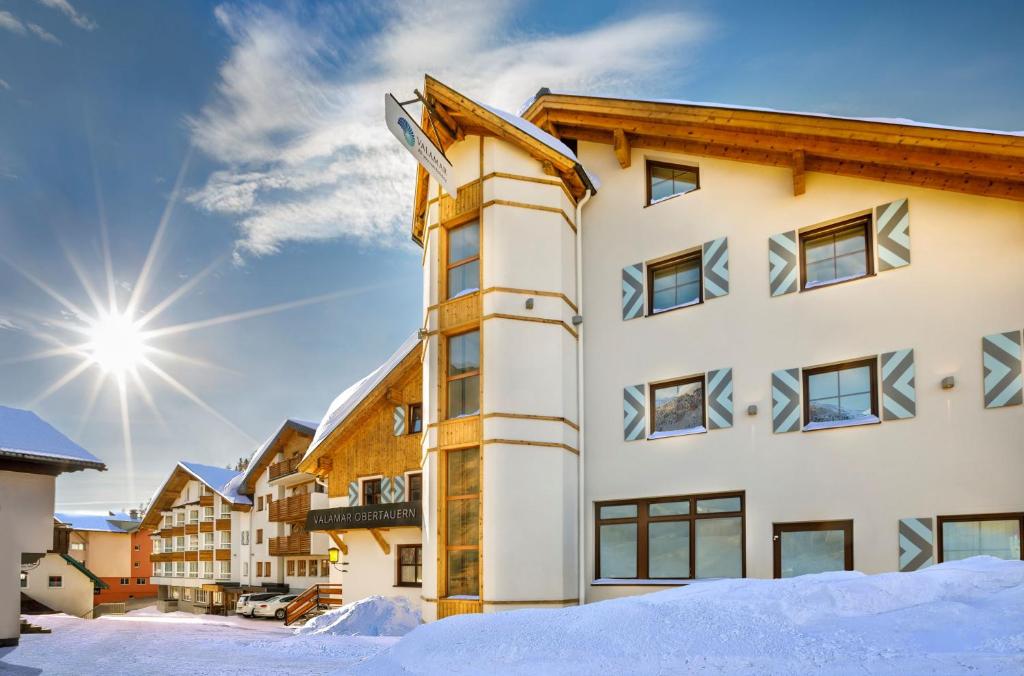 ein Gebäude mit Schnee davor in der Unterkunft VALAMAR Obertauern in Obertauern