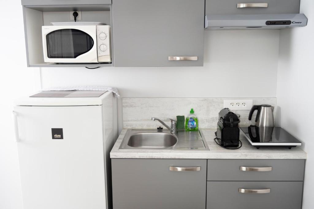 Cuisine ou kitchenette dans l'établissement Hotel La Ciotat - A deux pas de l'eau