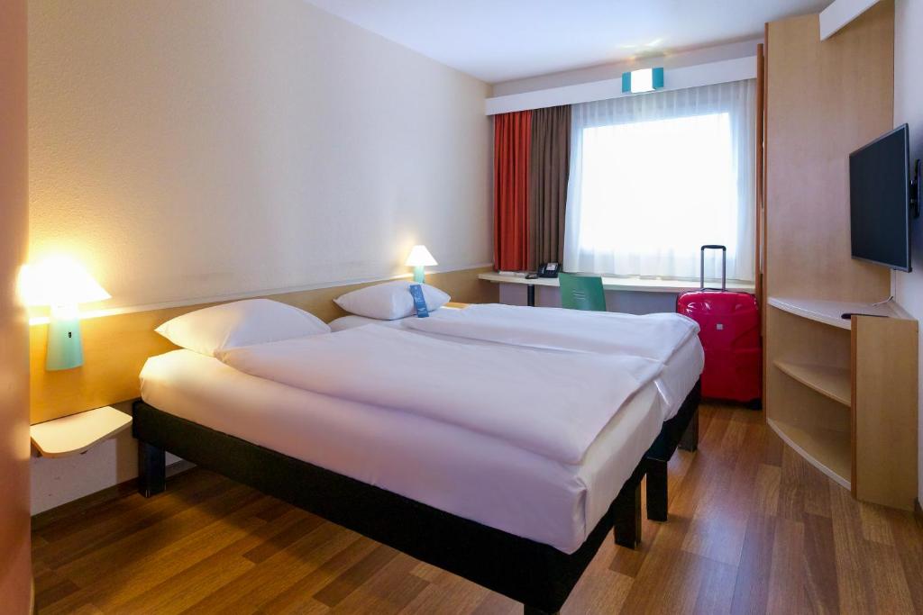 Postel nebo postele na pokoji v ubytování ibis Berlin City Potsdamer Platz