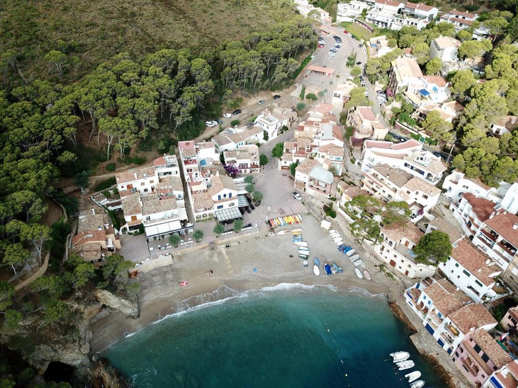 een luchtzicht op een strand met een groep huizen bij SATUNA CASA TÍPICA MAR in Begur
