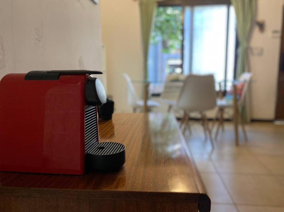 een rode koffer bovenop een houten tafel bij Furnished apartment excellent location in La Cieneguita