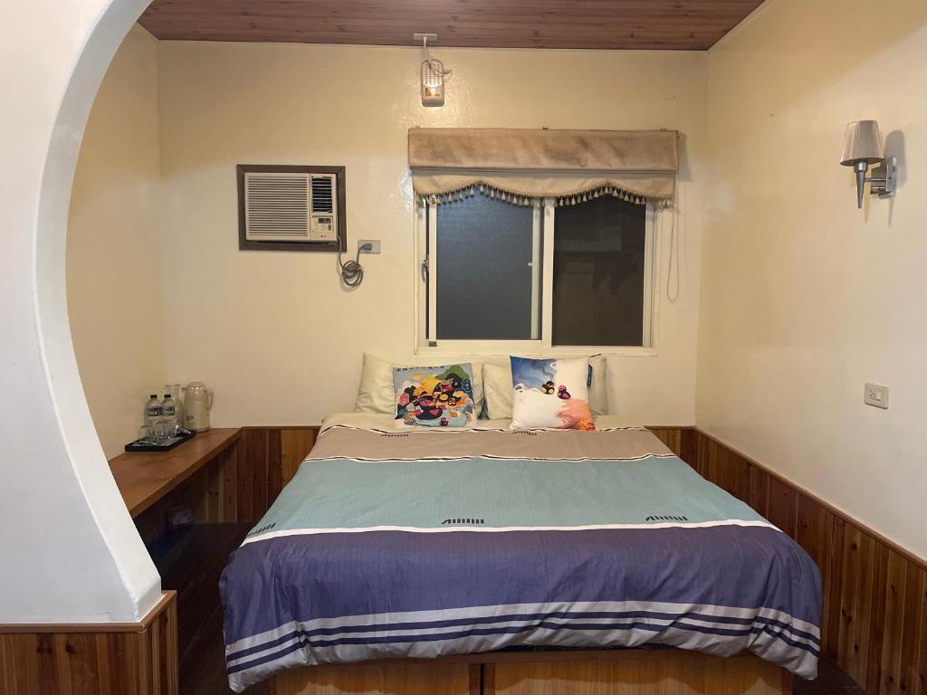 Tempat tidur dalam kamar di Junbuna Home stay