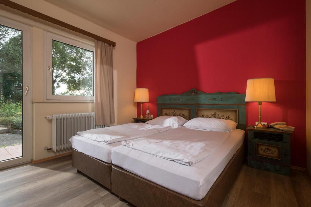 Postel nebo postele na pokoji v ubytování Sauerland Alpin Hotel