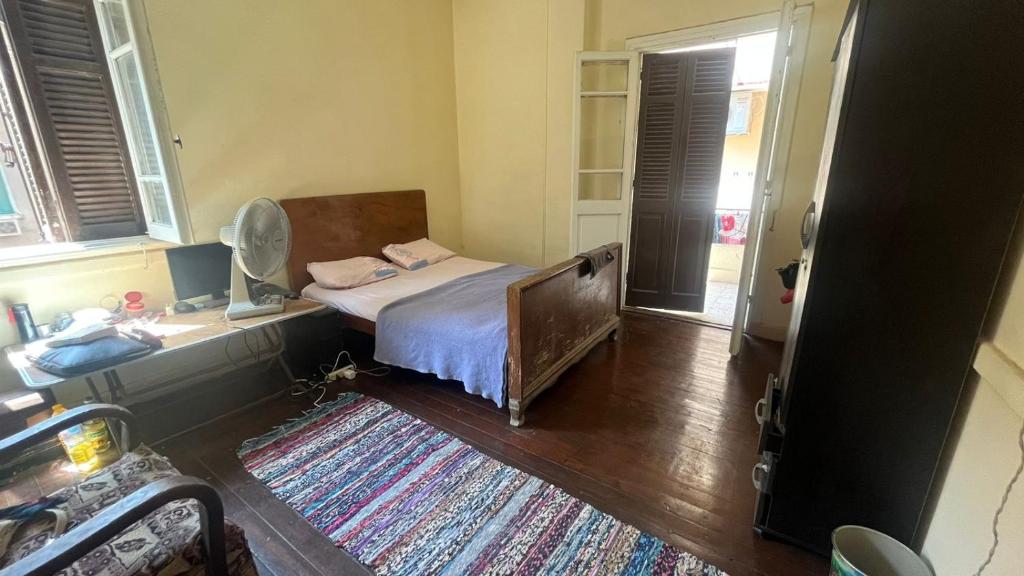 een kleine slaapkamer met een bed en een baby erin bij Single room ( girls only in Caïro