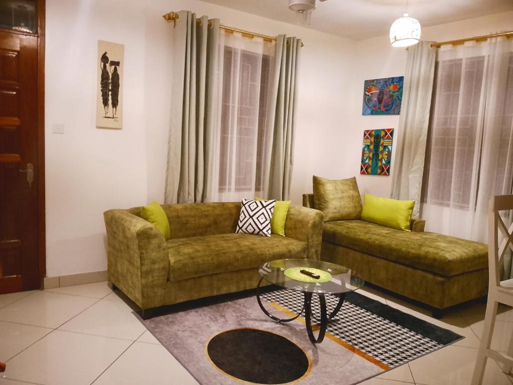 sala de estar con sofá y mesa en Olive Branch home, en Mombasa