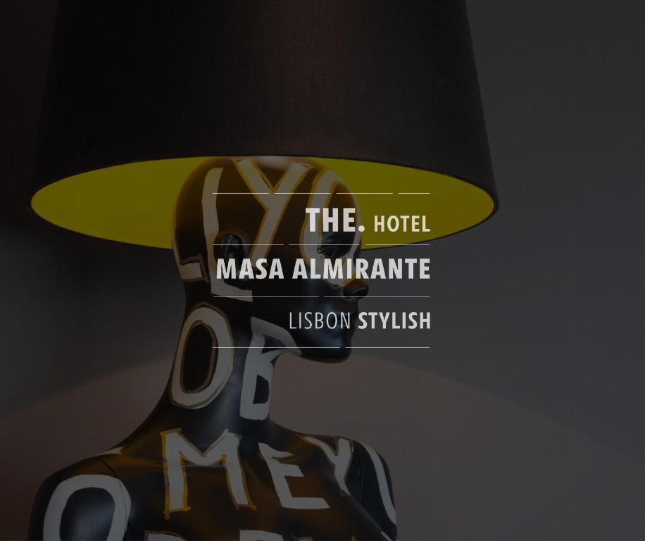 un primer plano de un sombrero en la parte superior de una lámpara en THE Hotel MASA Almirante LISBON Stylish, en Lisboa