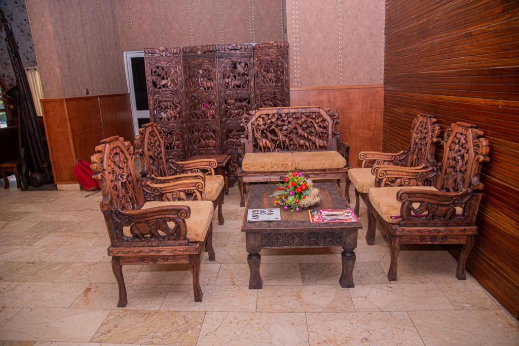 Posezení v ubytování MAHOGANY HOTEL AND SUITES