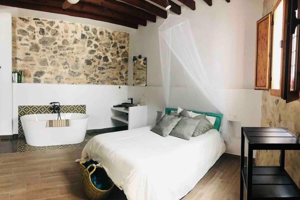 En eller flere senger på et rom på Apartamento Romantico Casco Antiguo