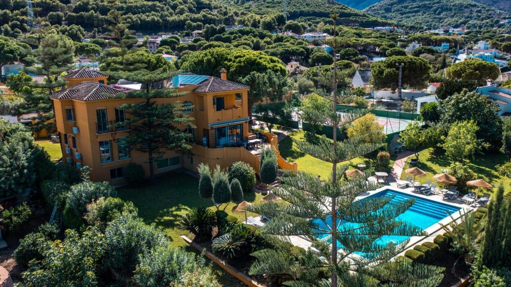 eine Luftansicht eines Hauses mit Pool in der Unterkunft TESS Villa La Favorita in Alhaurín de la Torre