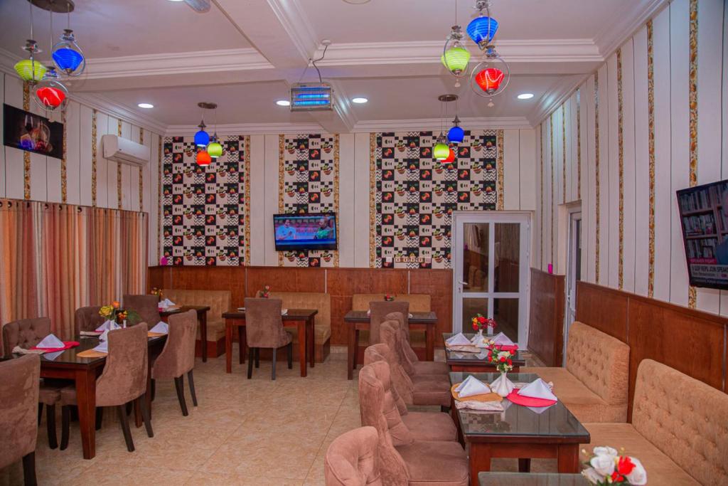 TV a/nebo společenská místnost v ubytování MAHOGANY HOTEL AND SUITES