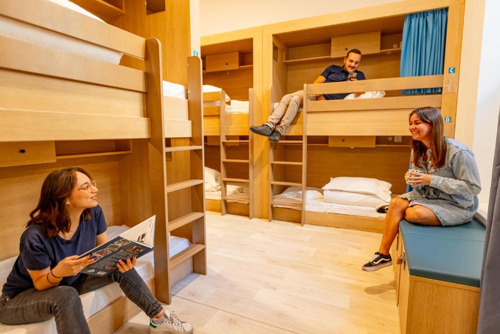 - un groupe de personnes dans une chambre avec lits superposés dans l'établissement The People - Marseille, à Marseille