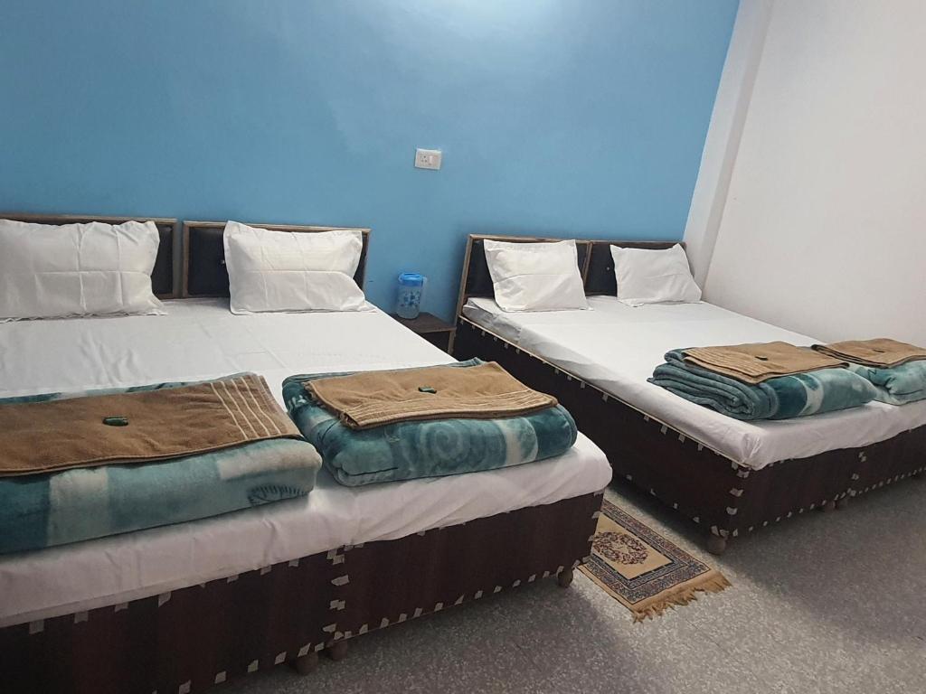 Ένα ή περισσότερα κρεβάτια σε δωμάτιο στο Namami Gange Hotel & Restaurant