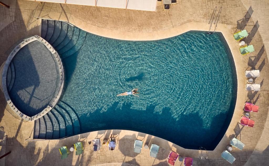 uma vista superior de uma pessoa a nadar numa piscina em Marelen Hotel Zakynthos em Kalamaki