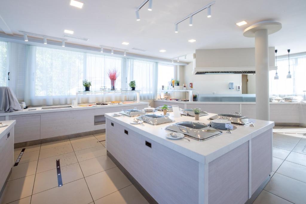 Marelen Hotel Zakynthos的厨房或小厨房