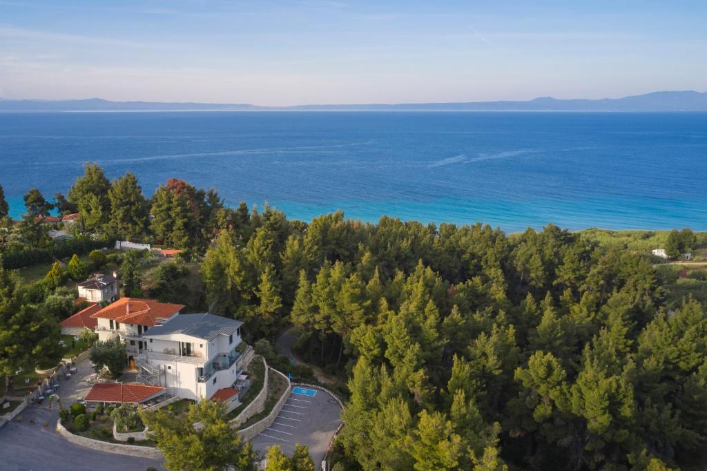 z góry widok na dom nad oceanem w obiekcie Mirabilia Boutique Hotel w mieście Kriopigi