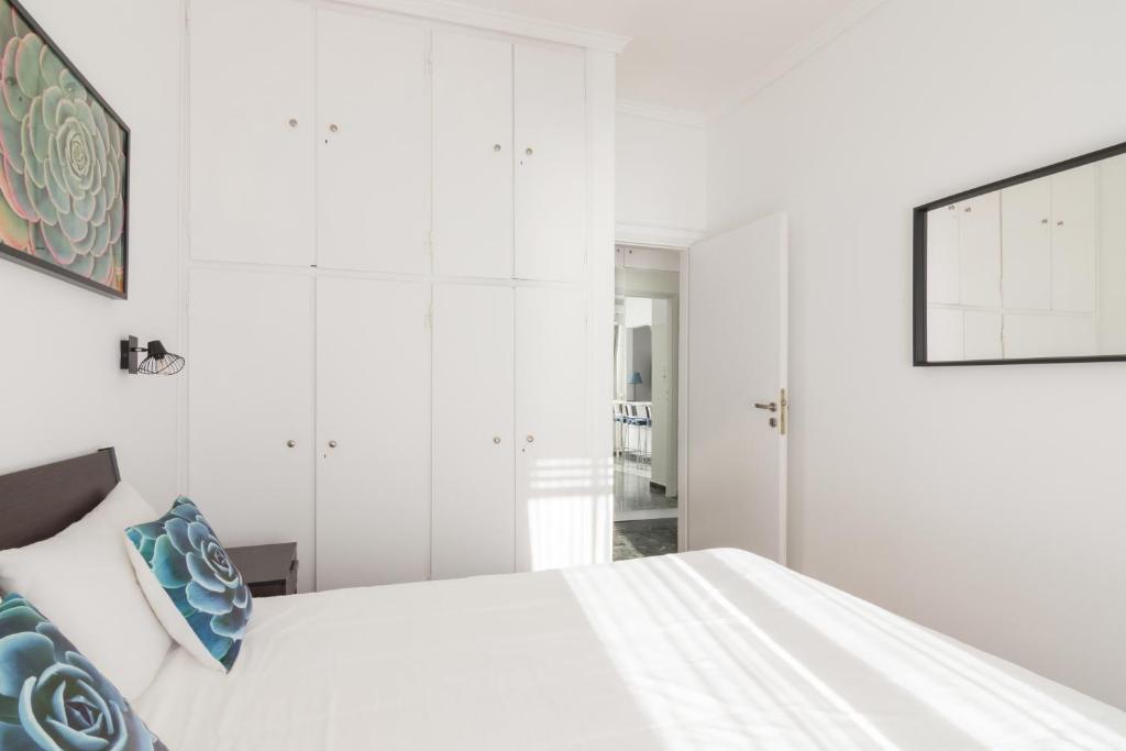 Postel nebo postele na pokoji v ubytování Seafront Apartment in Piraeus