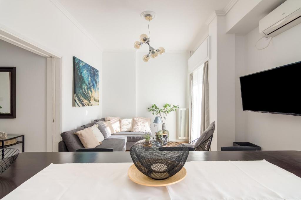 TV a/nebo společenská místnost v ubytování Seafront Apartment in Piraeus