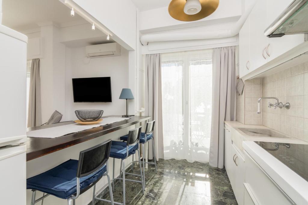 Kuchyň nebo kuchyňský kout v ubytování Seafront Apartment in Piraeus