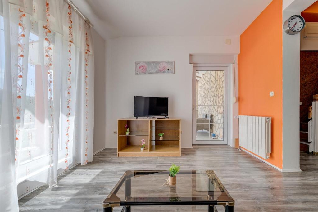 Televízia a/alebo spoločenská miestnosť v ubytovaní Villa Smajo