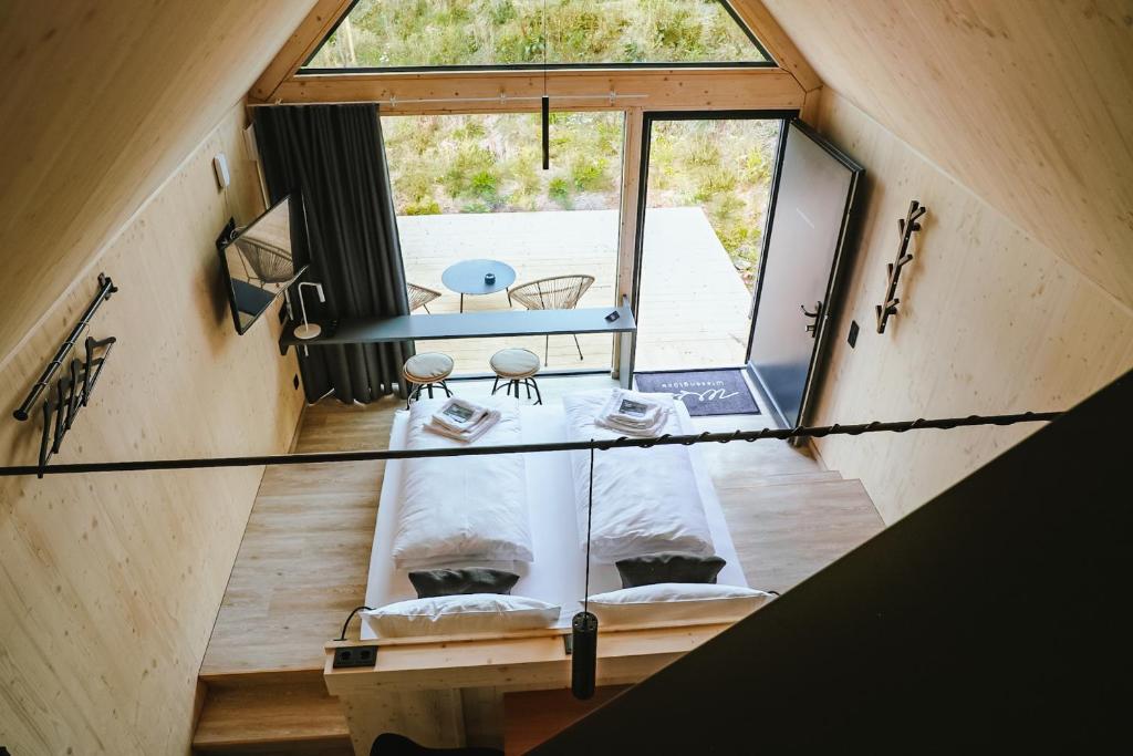 海利根施塔特的住宿－TinyLodge 6，一个小房子里房间的景色