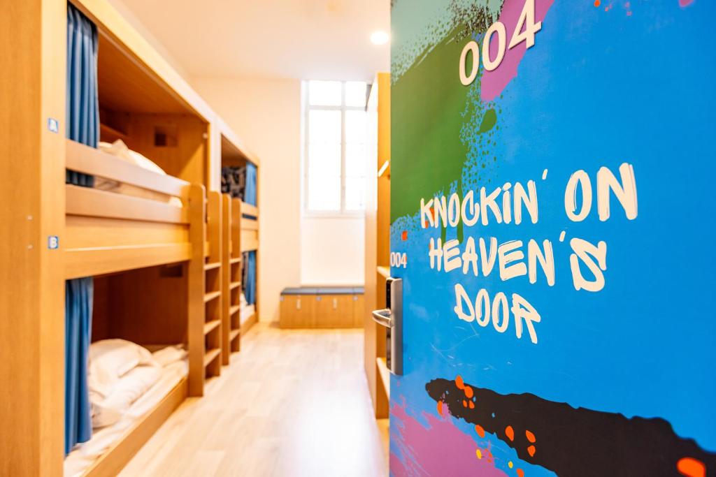 The People - Marseille - Bed In Male Dormitory Room