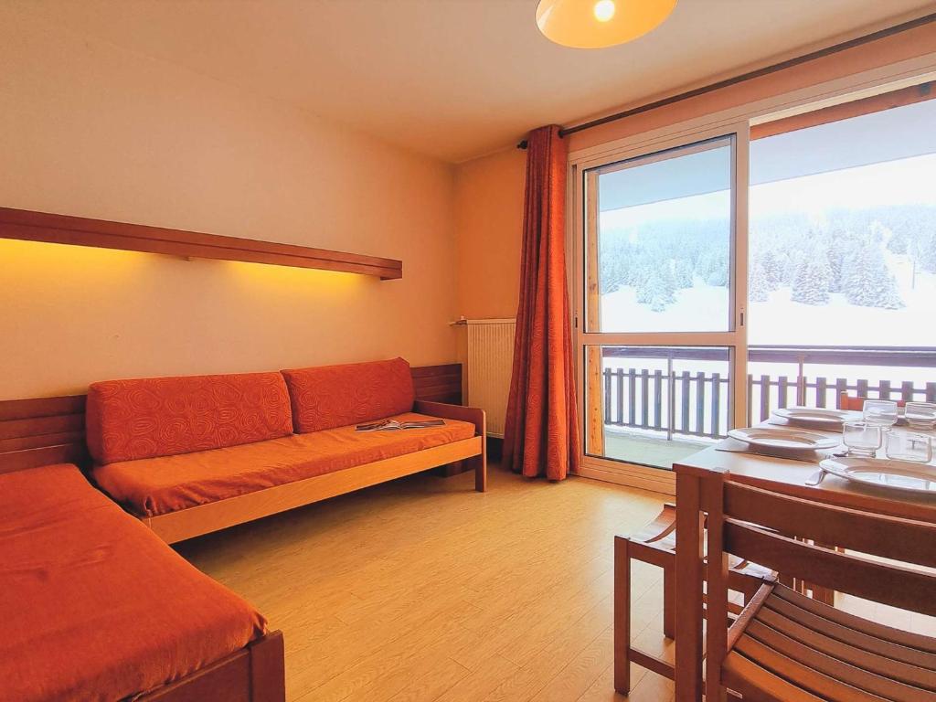 un salon avec un canapé et une grande fenêtre dans l'établissement Studio - 4 pers, proche télésiège, animaux OK, WiFi gratuit - FR-1-525-266, à Saint-Étienne-en-Dévoluy