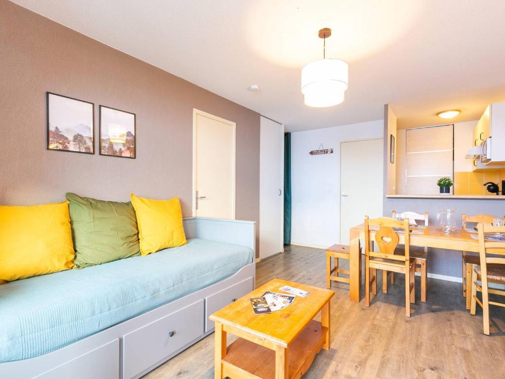 a living room with a couch and a dining room at Charmant appart à Peyragudes 6 pers, terrasse sud, navette, parking gratuit, proche pistes et ski - FR-1-695-41 in Germ