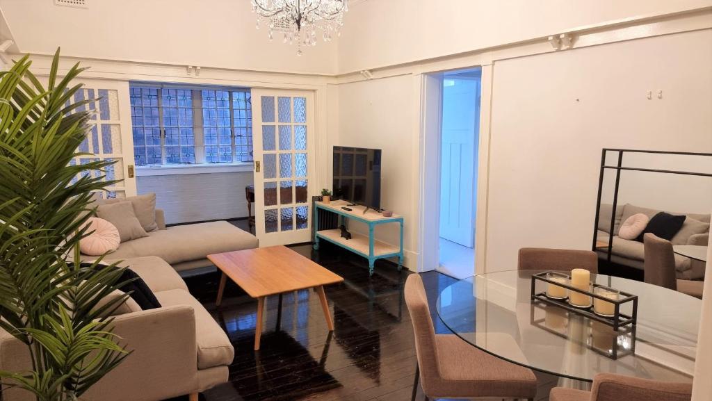 Кът за сядане в Alluring and well-located 2 bed Randwick apartment