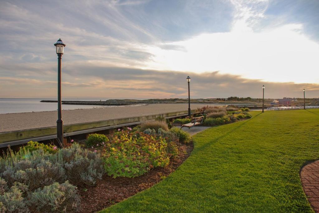 Red Jacket Beach Resort - 