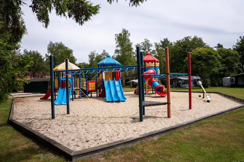 un parque infantil con parque infantil en Camping de Zeven Heuveltjes, en Ees