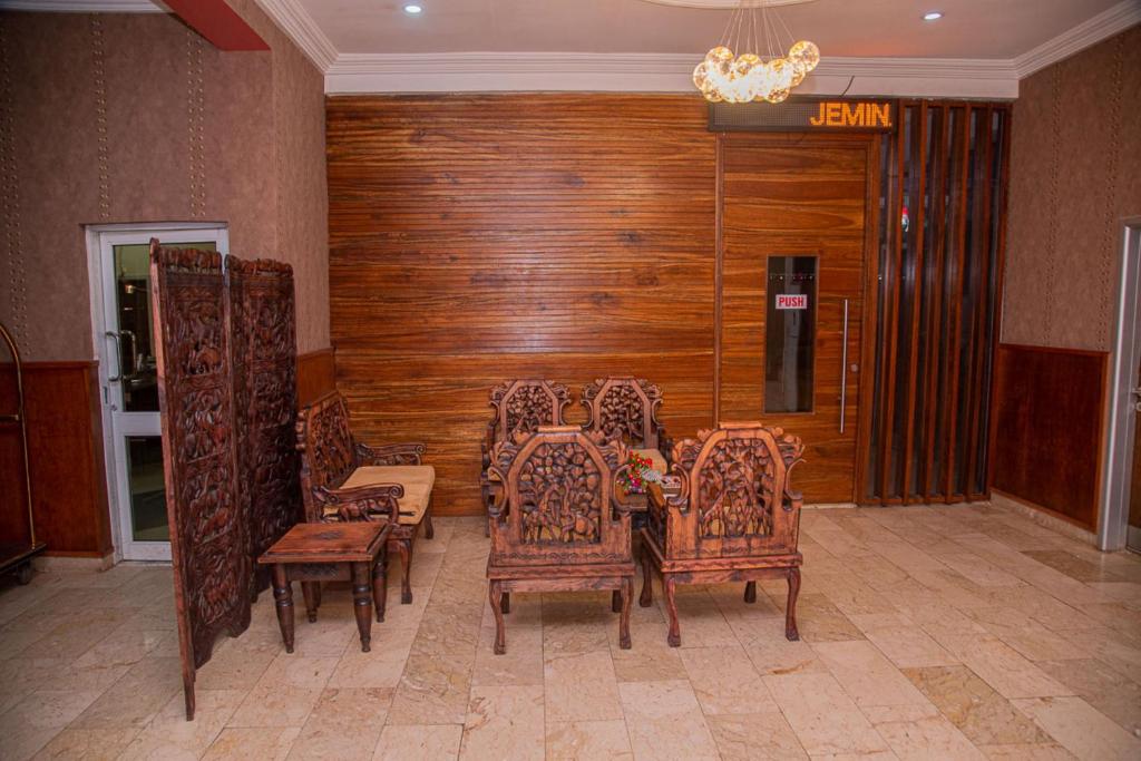 Posezení v ubytování MAHOGANY HOTEL AND SUITES