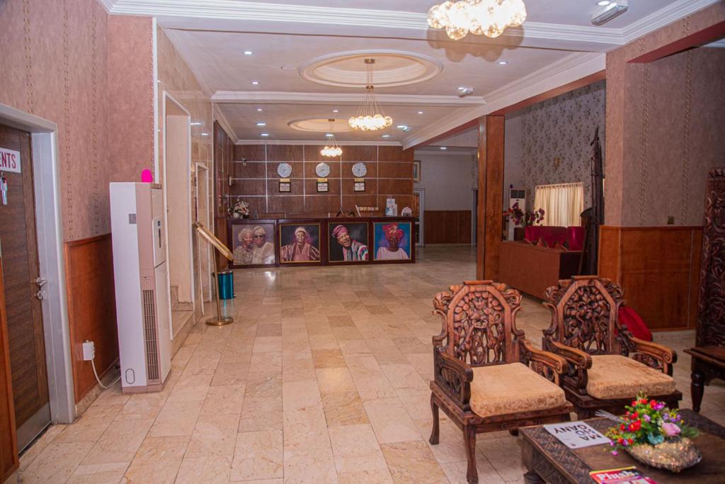 Posezení v ubytování MAHOGANY HOTEL AND SUITES