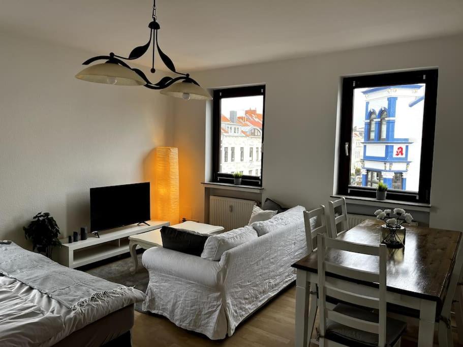 ein Wohnzimmer mit einem Sofa und einem Tisch in der Unterkunft Wunderschöne 3-Zimmer Wohnung für 8 Personen in Bremen